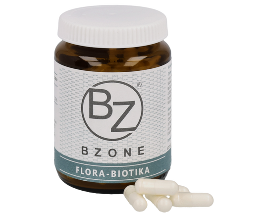 Braunglasdose mit weißem Deckel, beschriftet mit BZONE FLORA-BIOTIKA und einem Inhalt von 90 Probiotika Kapseln . Vor der Dose liegen 5 weiße Kapseln 
