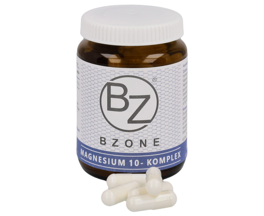 Braunglas mit blauem Etikett, das 60  Magnesium 10 Komplex Kapseln von BZONE enthält. Vor dem Glas liegen 5 weiße Magnesium Kapseln