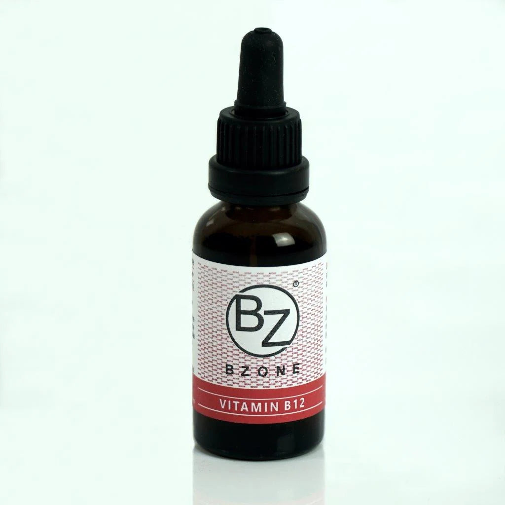 Braune Glasflasche mit Pipette und Etikett, auf dem "BZONE VITAMIN B12" steht. Die Flasche hat ein schwarzes Oberteil und ist auf einem neutralen Hintergrund platziert.